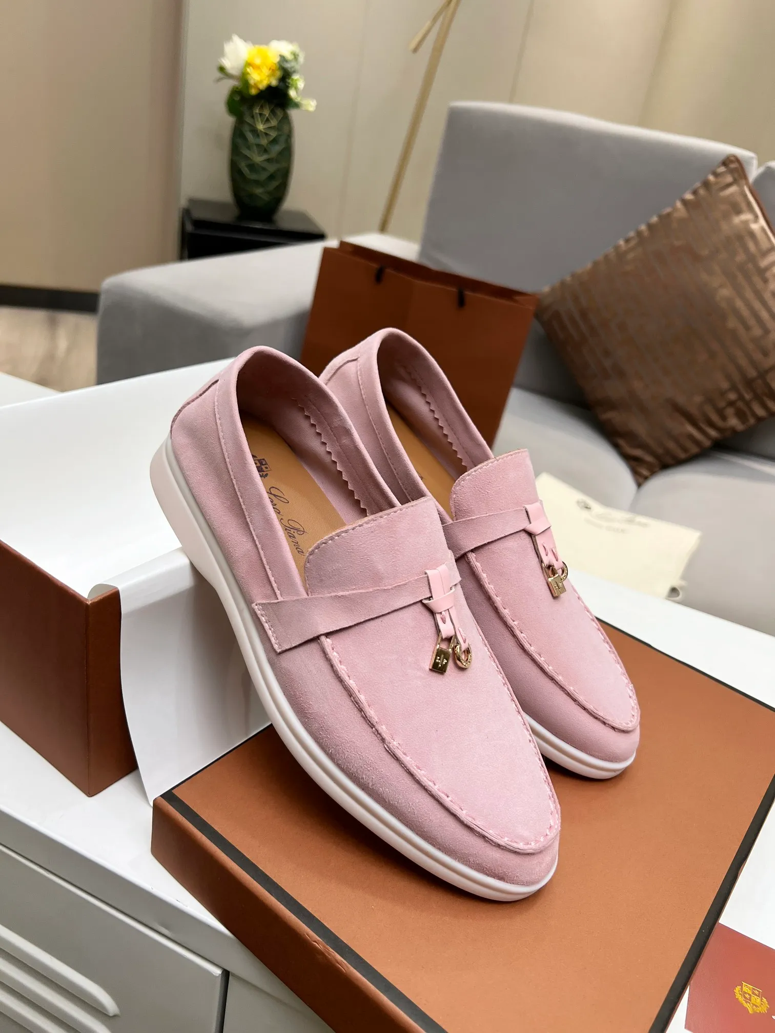 👟👟Ex-factory price 480👟👟 【Loro Piana】Italian top cashmere is fashionable and classic, and the leather is also practical and still of the highest quality on the Internet. Developed from the original board, the upper is made of Yangjing silk and is smooth. Leather lining, wear-resistant high-elastic beef tendon bottom. Size: 35-42, (men’s +10)